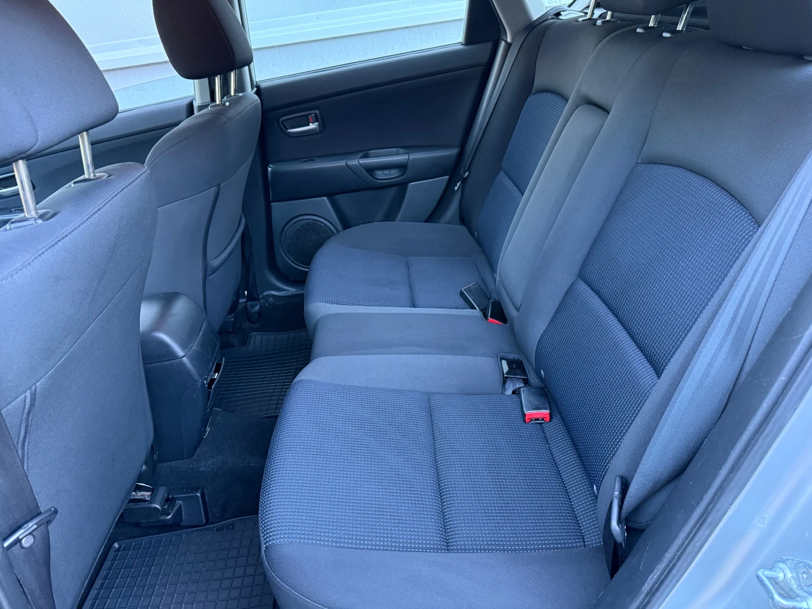 Mazda 3 Автоматик-Газ реални км продава се от собственик - изображение 10
