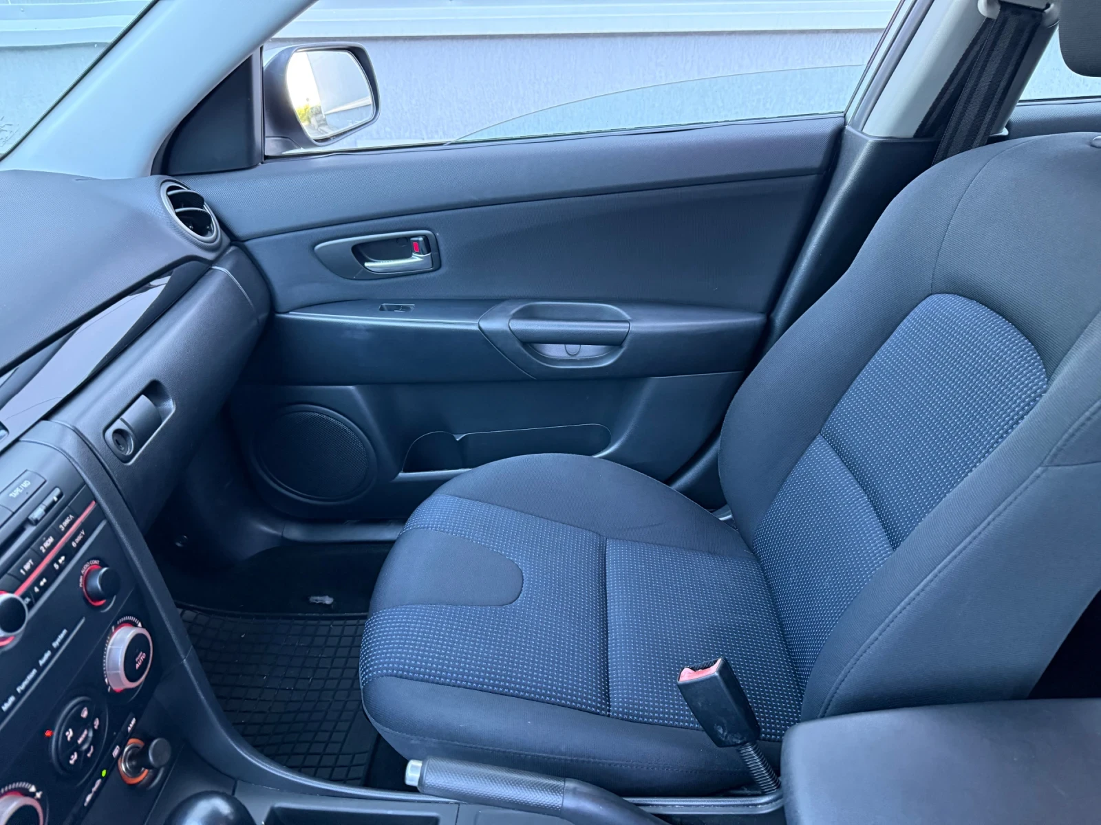 Mazda 3 Автоматик-Газ реални км продава се от собственик - изображение 9