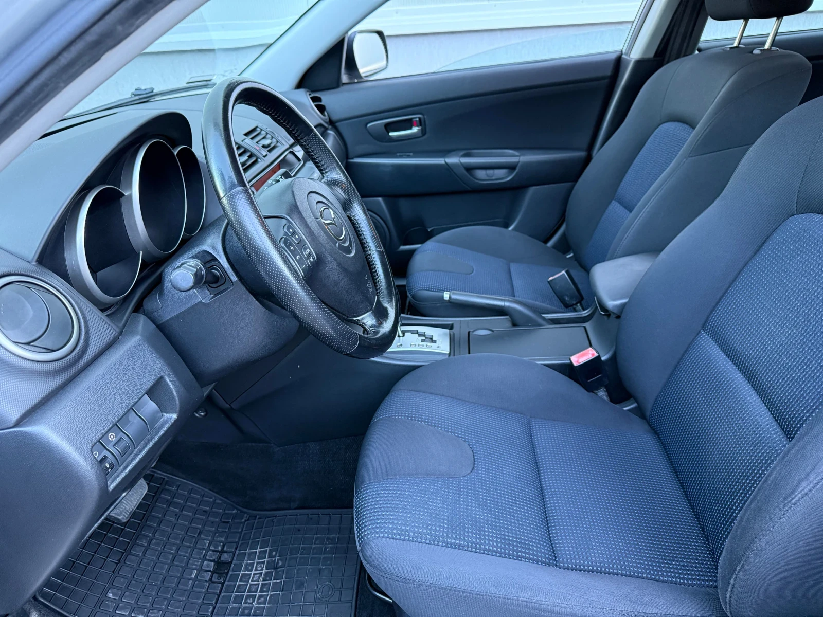 Mazda 3 Автоматик-Газ реални км продава се от собственик - изображение 8