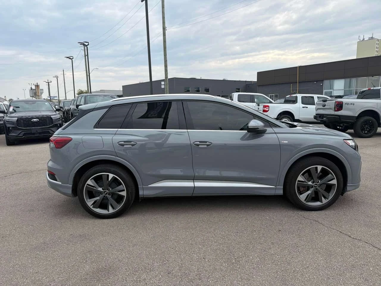 Audi E-Tron Q4 Quattro Progressiv  CARFAX, снимка 3 - Автомобили и джипове - 56324577