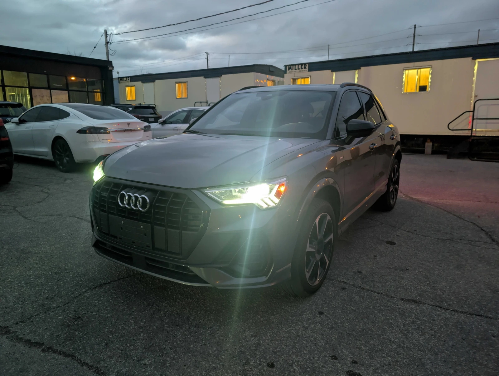 Audi Q3 Progressiv * * CARFAX * * АВТО КРЕДИТ * * , снимка 1