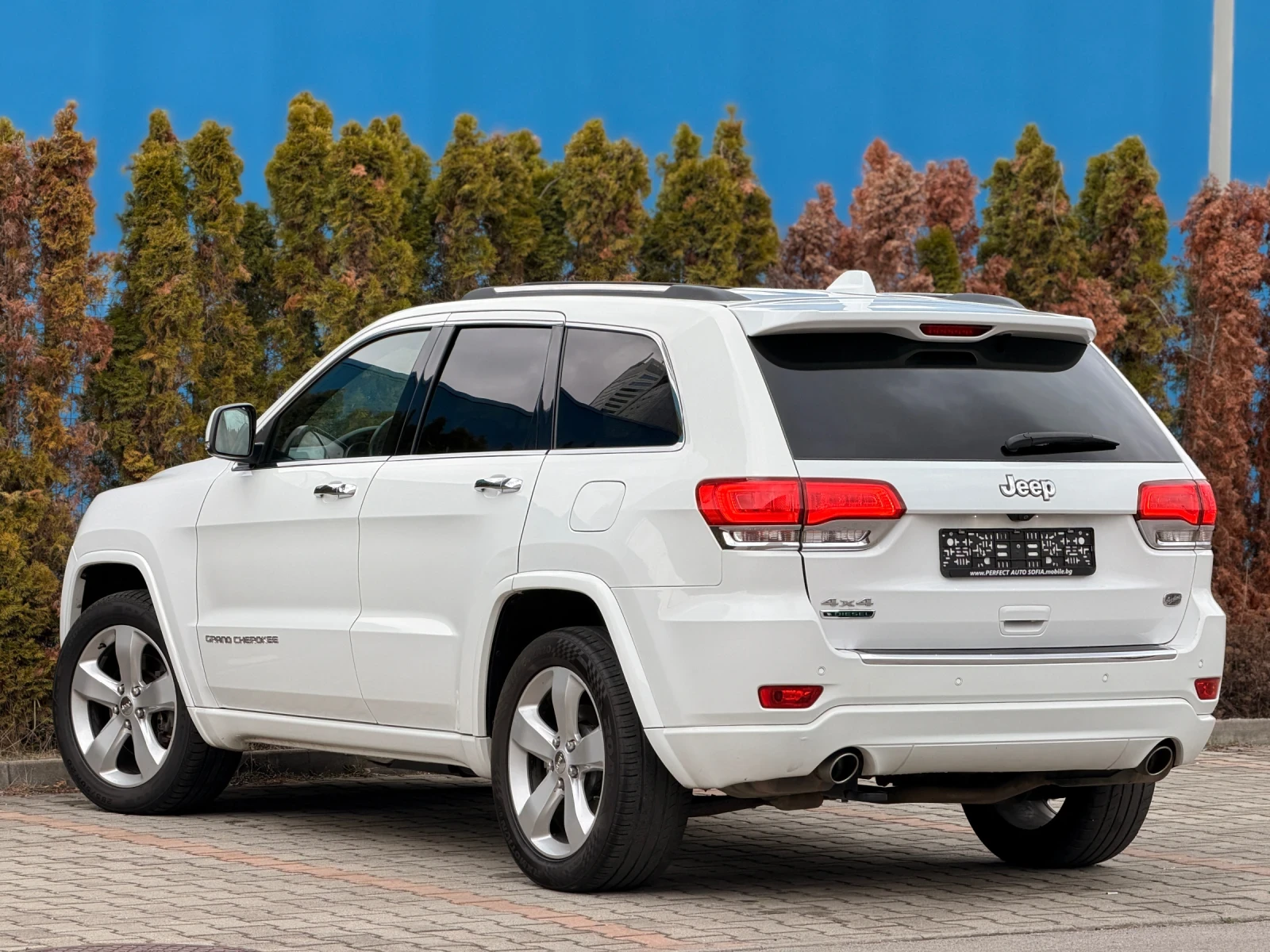 Jeep Grand cherokee OVERLAND-ПАНОРАМА-KEYLESS-ПОДГРЕЕ-ОБДУХВАНЕ-КАМЕРА, снимка 3 - Автомобили и джипове - 52656759