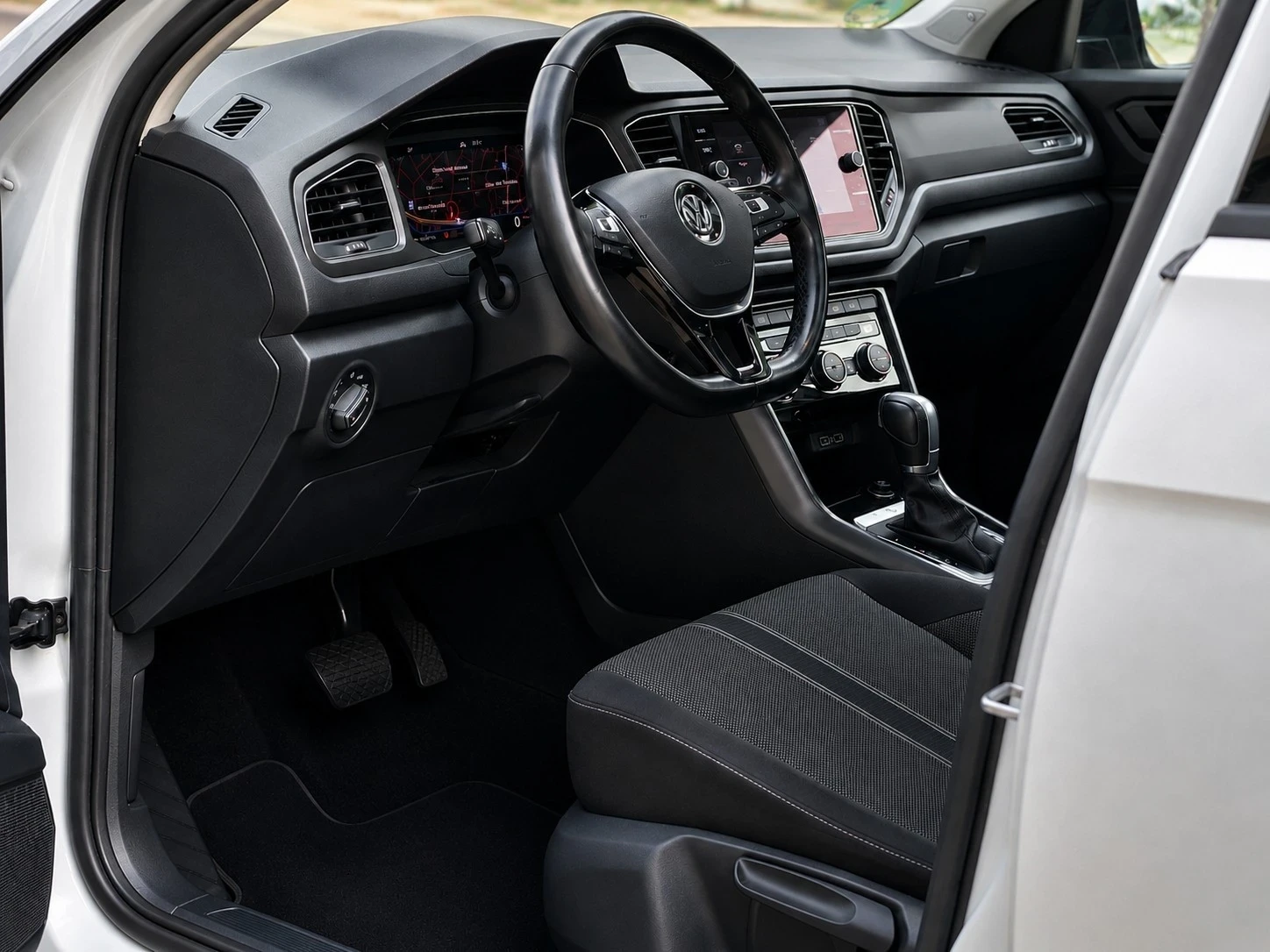 VW T-Roc 2.0 TDI/DSG/4x4/ACC/PANO, снимка 9 - Автомобили и джипове - 54586113