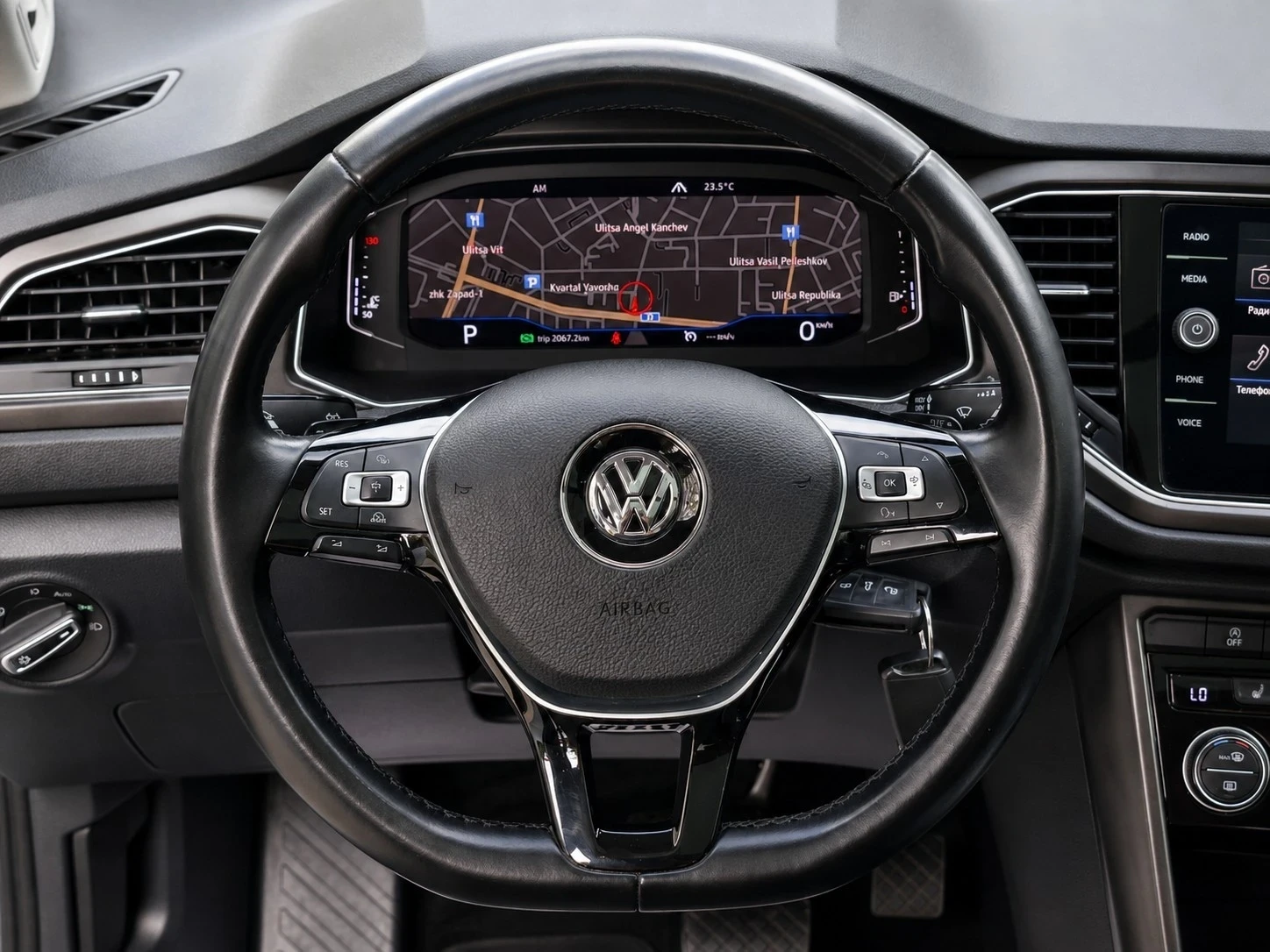 VW T-Roc 2.0 TDI/DSG/4x4/ACC/PANO, снимка 12 - Автомобили и джипове - 54586113