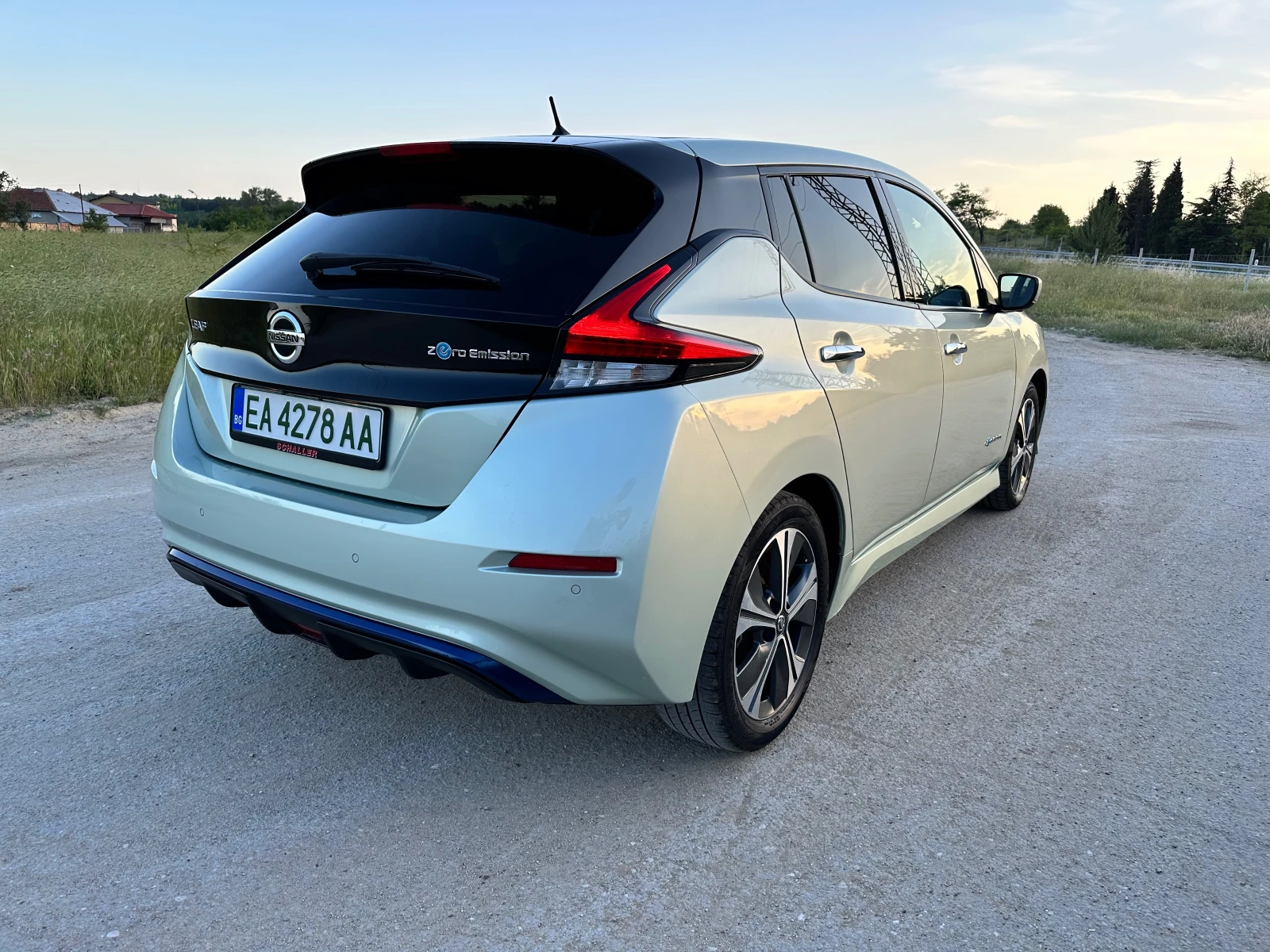 Nissan Leaf  ZE1 - изображение 3