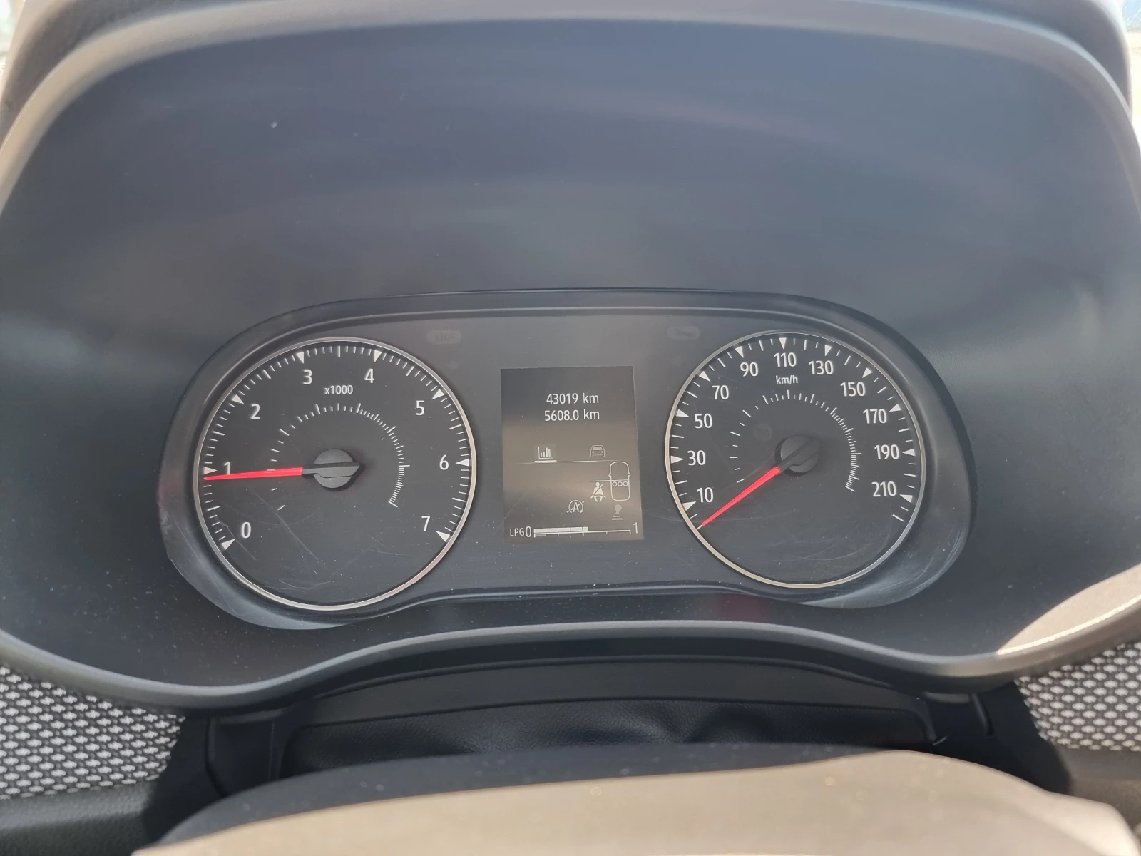 Dacia Logan TCe 100 к.с. ECO-G S&S BVM6 - изображение 9