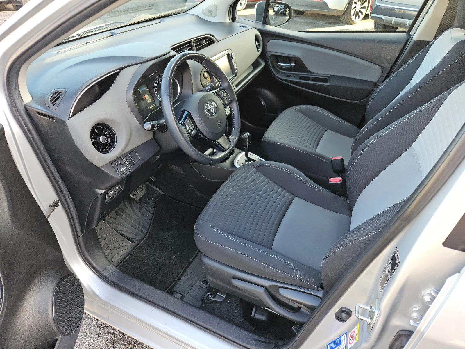 Toyota Yaris 1.5HYBRID/BLACK FRIDAY/LED/NAVI/БЛУТУТ/EURO 6B/ТОП - изображение 9