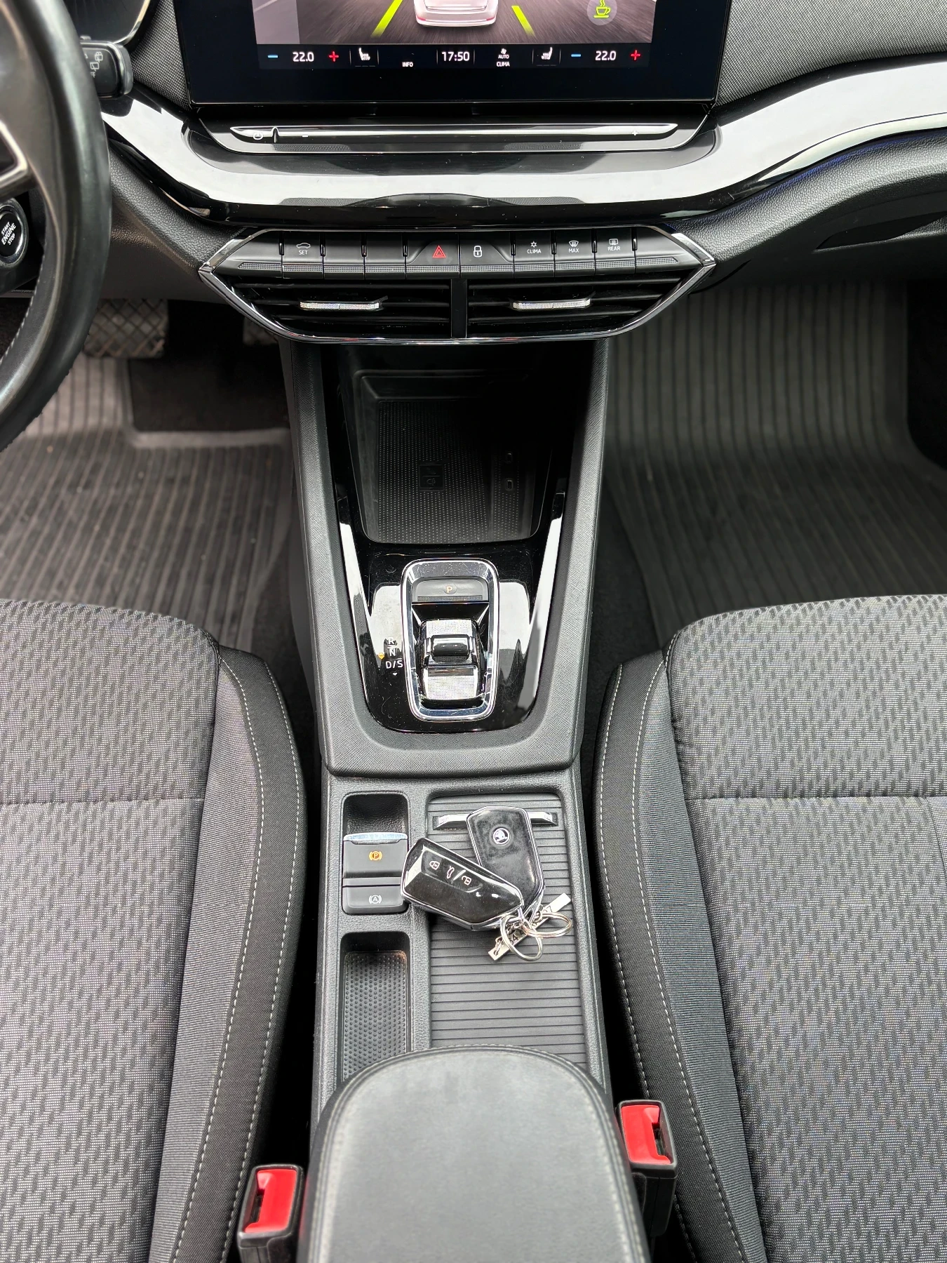 Skoda Octavia 2.0 TDI DIGITAL DISTRONIC CAMERA CARPLAY , снимка 16 - Автомобили и джипове - 54742690
