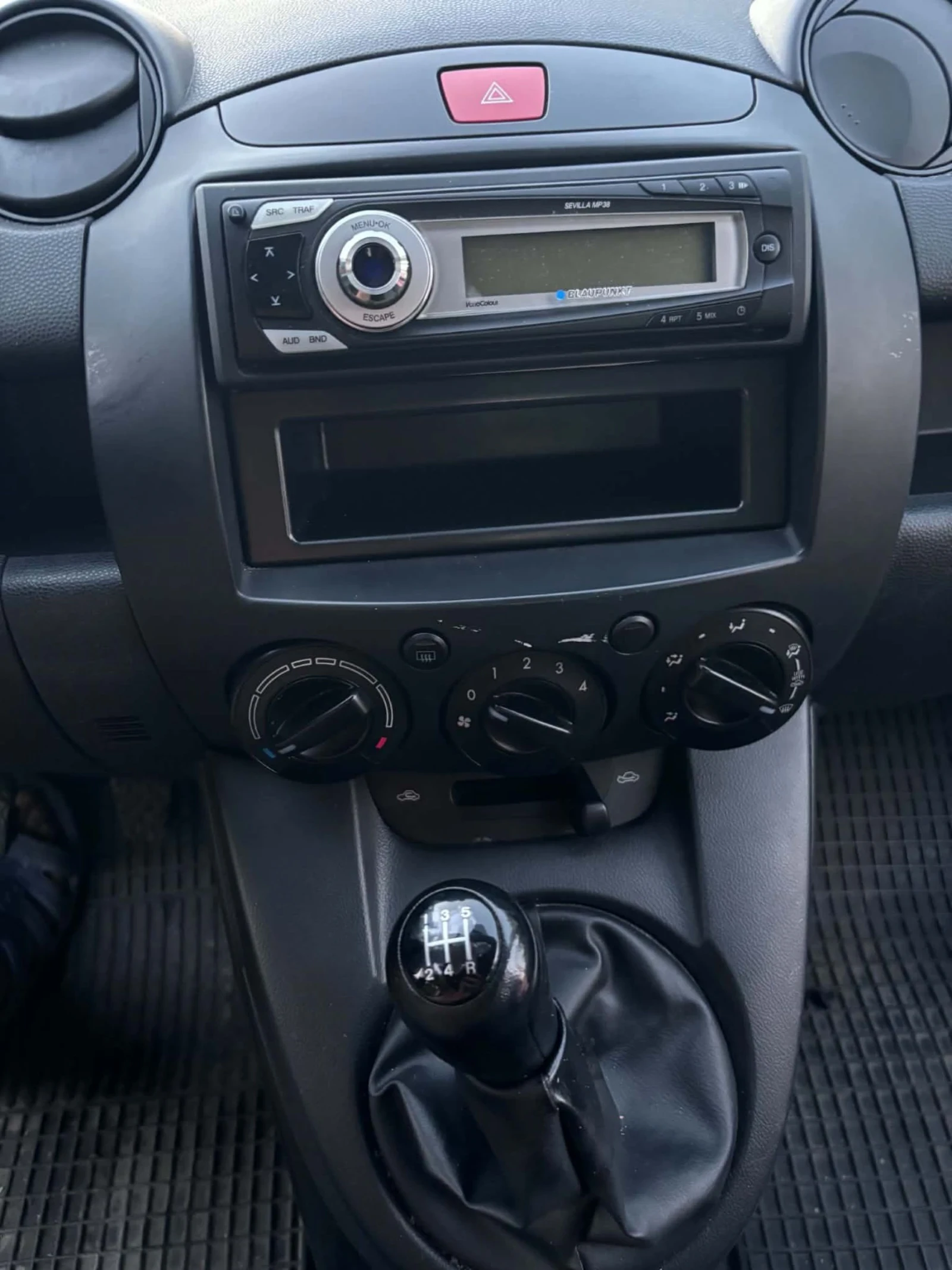 Mazda 2 1.3i 16V 75�.�. | Mobile.bg � ����������� 12