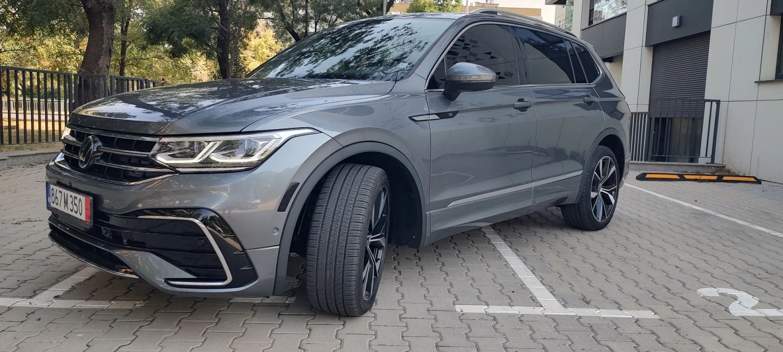 VW Tiguan R-Line/360/XL/Black  /ОБДУХВАНЕ/7МЕСТА#, снимка 2 - Автомобили и джипове - 55939676