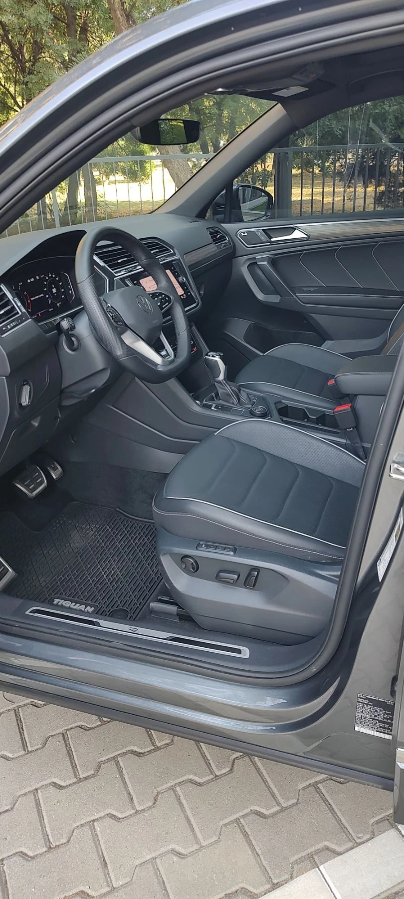 VW Tiguan R-Line/360/XL/Black  /ОБДУХВАНЕ/7МЕСТА#, снимка 10 - Автомобили и джипове - 55939676