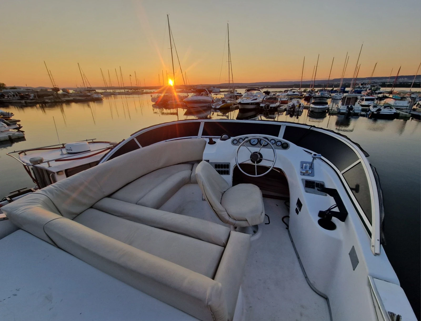 Моторна яхта Bayliner Bayliner ciera 2858 , снимка 10 - Воден транспорт - 55560054