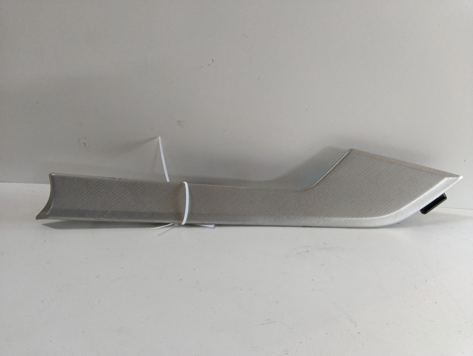 лайсна на врата предна дясна 8W0867410 Audi A4