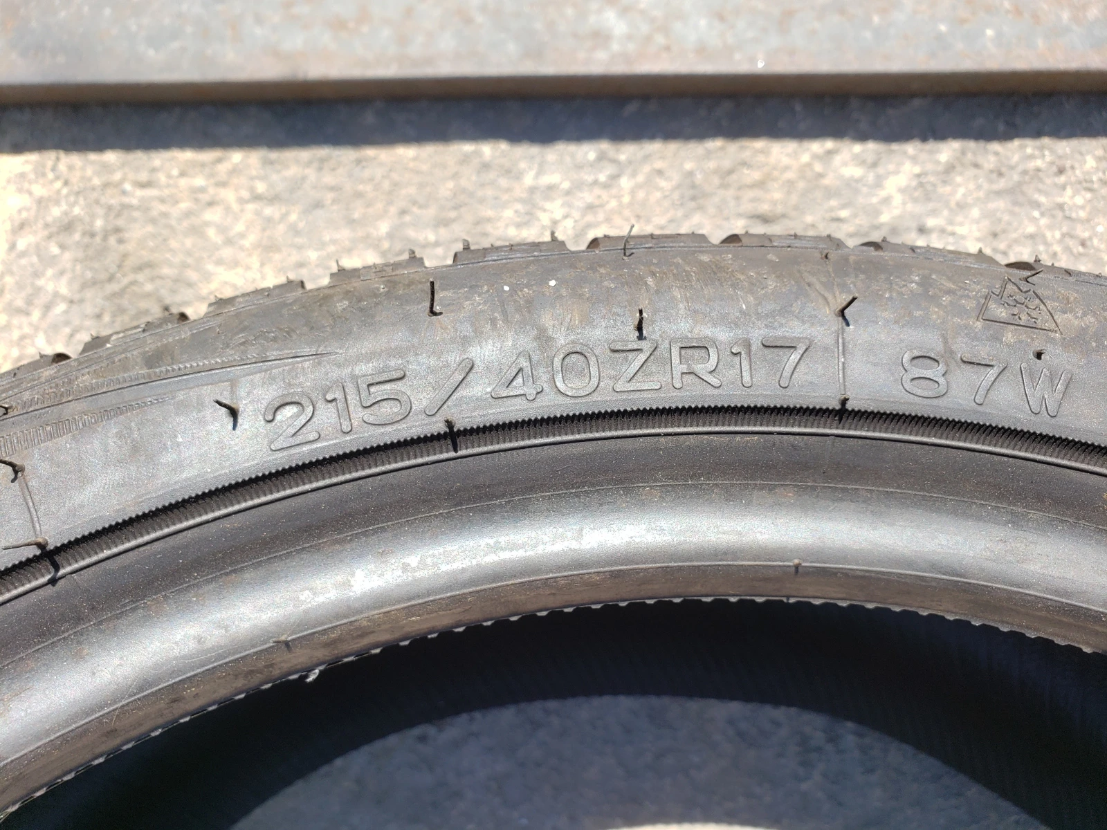 Гуми Зимни 215/40R17, снимка 6 - Гуми и джанти - 55951192