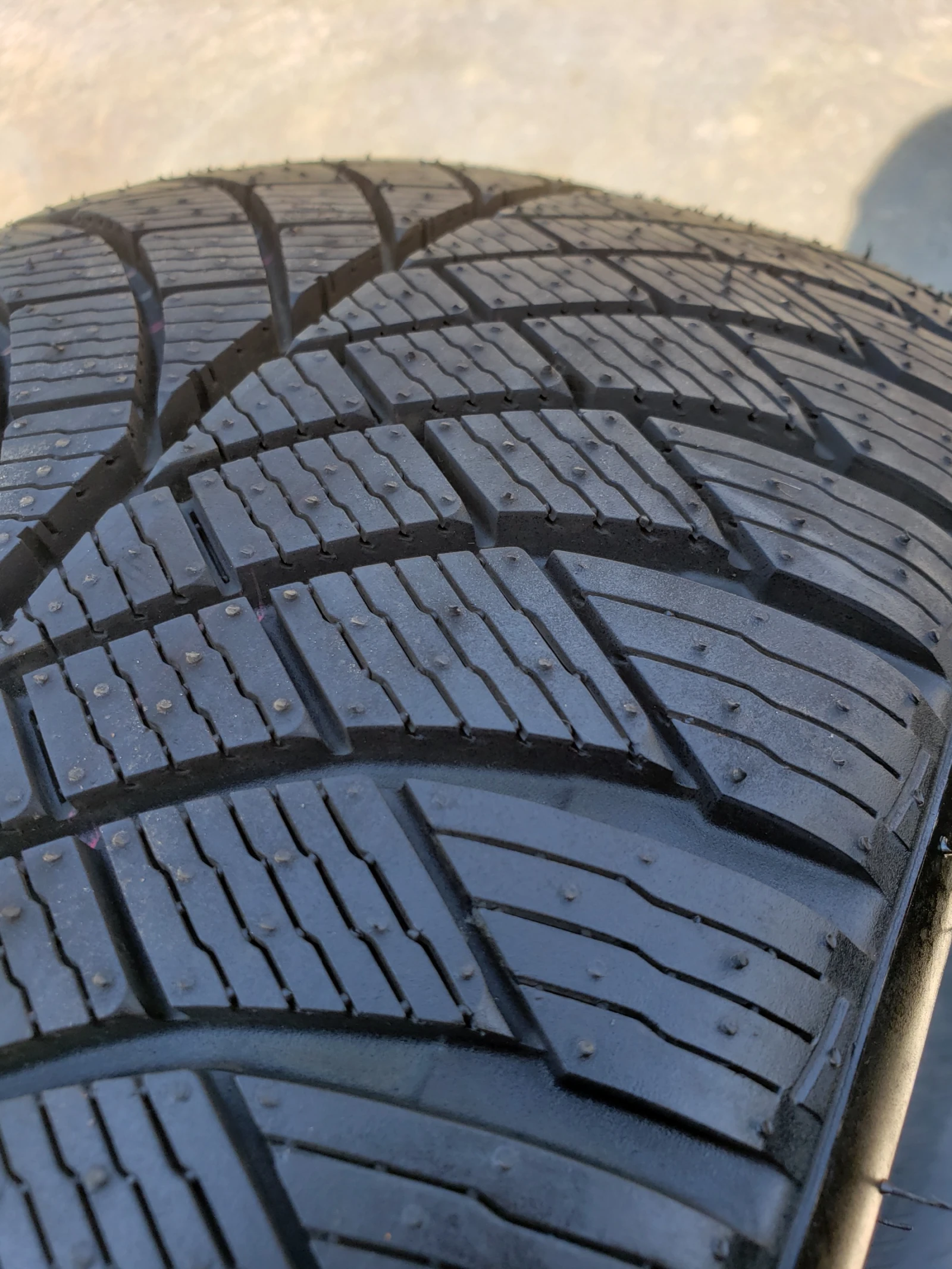 Гуми Зимни 215/40R17, снимка 8 - Гуми и джанти - 55951192