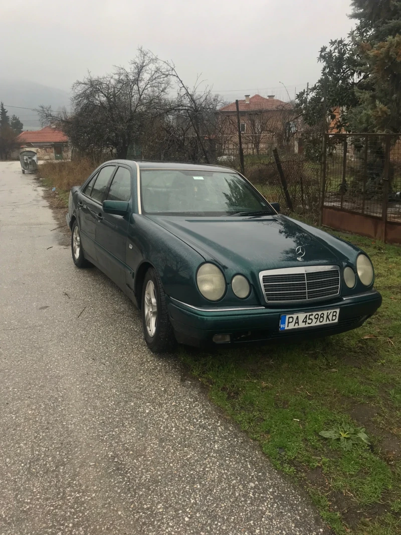 Mercedes-Benz E 220, снимка 2 - Автомобили и джипове - 52531929