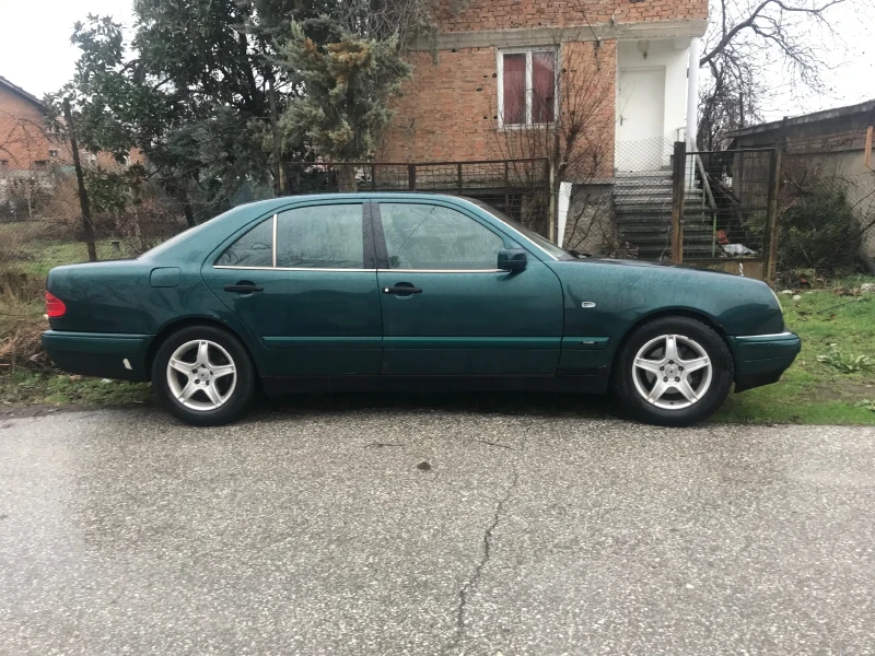 Mercedes-Benz E 220, снимка 6 - Автомобили и джипове - 52531929