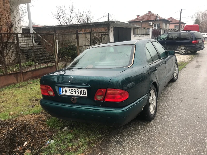 Mercedes-Benz E 220, снимка 3 - Автомобили и джипове - 52531929