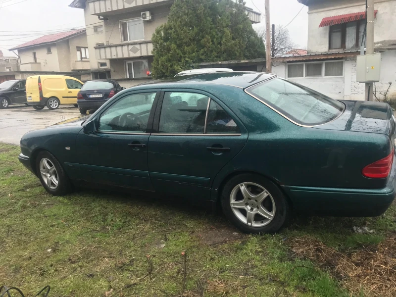 Mercedes-Benz E 220, снимка 8 - Автомобили и джипове - 52531929