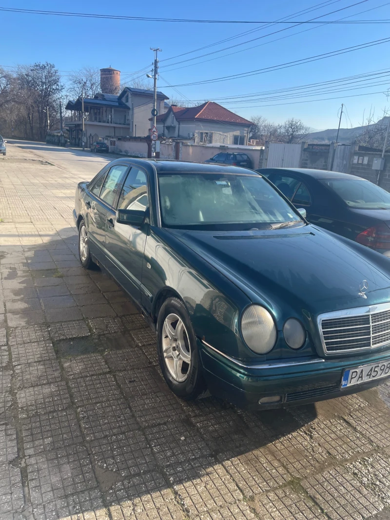 Mercedes-Benz E 220, снимка 14 - Автомобили и джипове - 52531929
