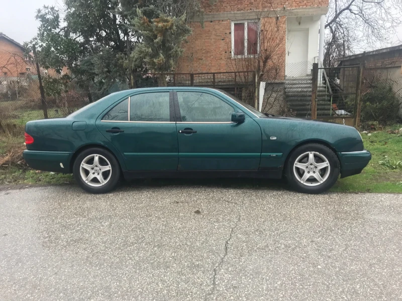 Mercedes-Benz E 220, снимка 4 - Автомобили и джипове - 52531929
