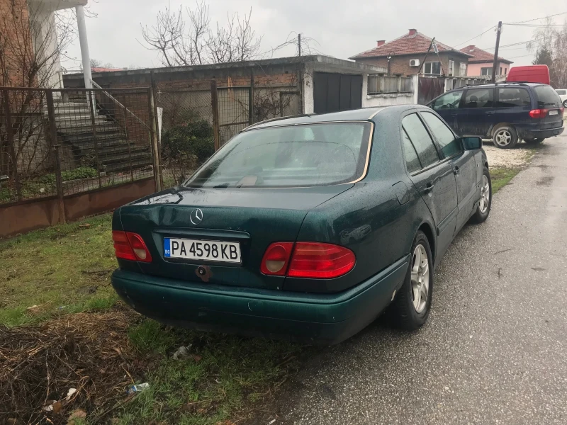 Mercedes-Benz E 220, снимка 5 - Автомобили и джипове - 52531929