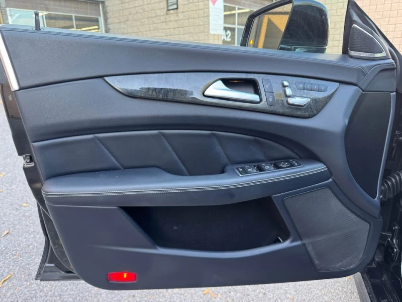 Mercedes-Benz CLS 400 AMG PACK * PANO * HARMAN * CARFAX * АВТОКРЕДИТ * , снимка 7 - Автомобили и джипове - 53188294