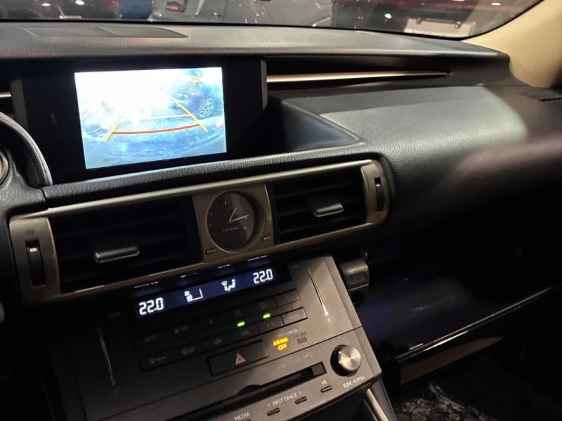 Lexus IS 300 * 4dr Sdn AWD * CARFAX * БЕЗ ПЪРВОНАЧАЛНА ВНОСКА, снимка 16 - Автомобили и джипове - 53215032