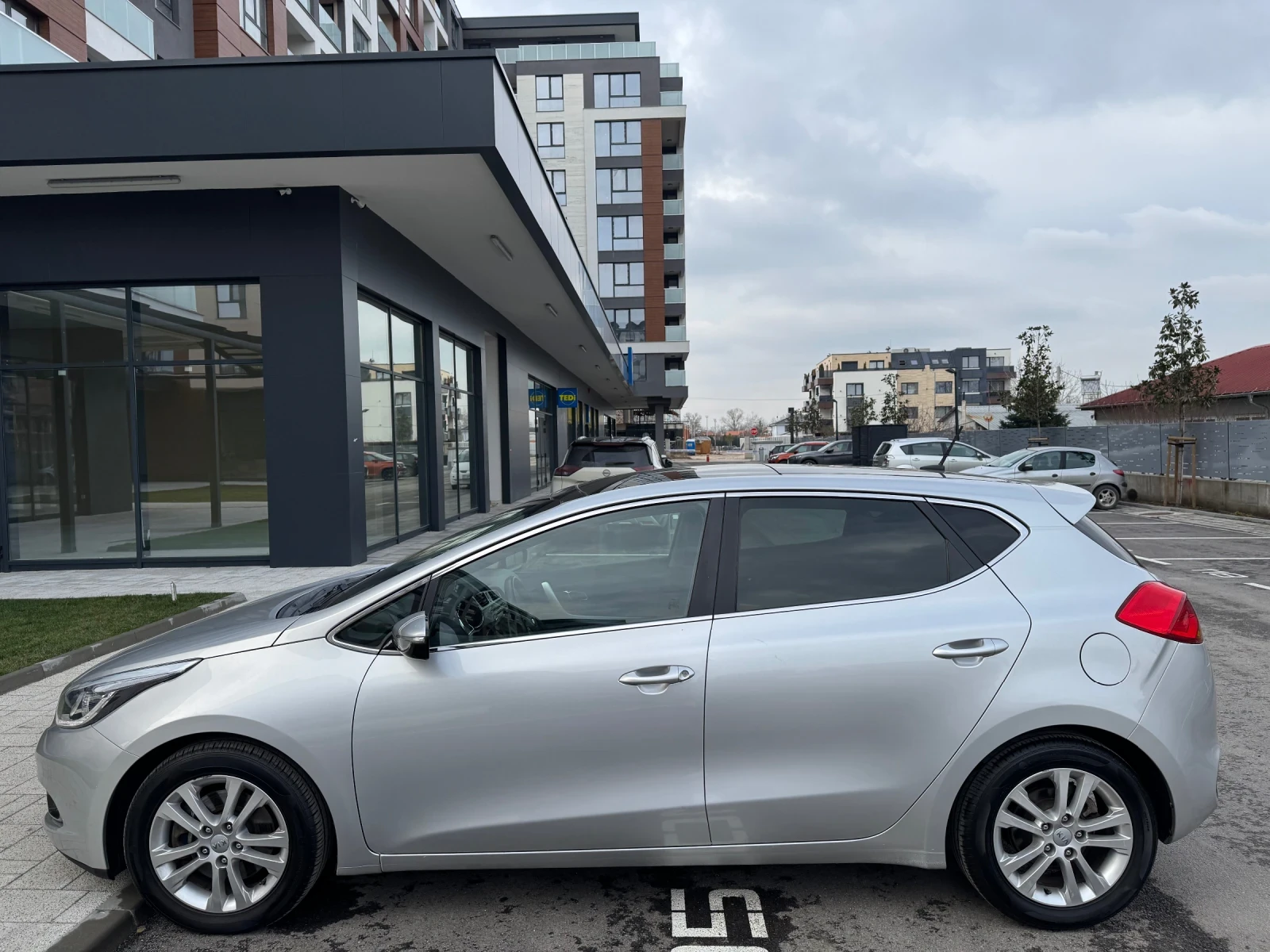Kia Ceed 1, 6 CRDi* РЕАЛНИ КМ* ПАНОРАМА* EURO 5B - изображение 5