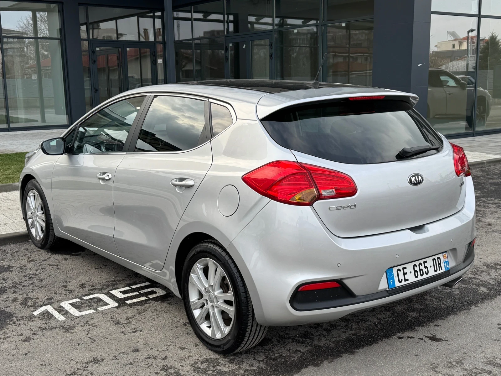 Kia Ceed 1, 6 CRDi* РЕАЛНИ КМ* ПАНОРАМА* EURO 5B - изображение 7