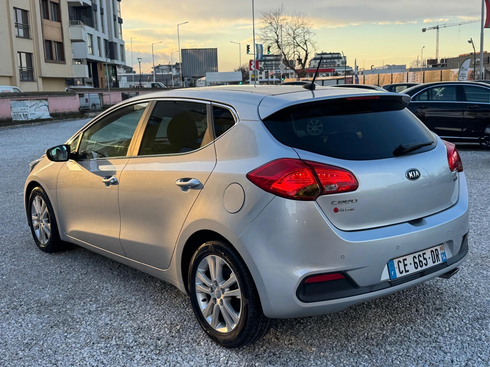 Kia Ceed 1, 6 CRDi* РЕАЛНИ КМ* ПАНОРАМА* EURO 5B - изображение 9