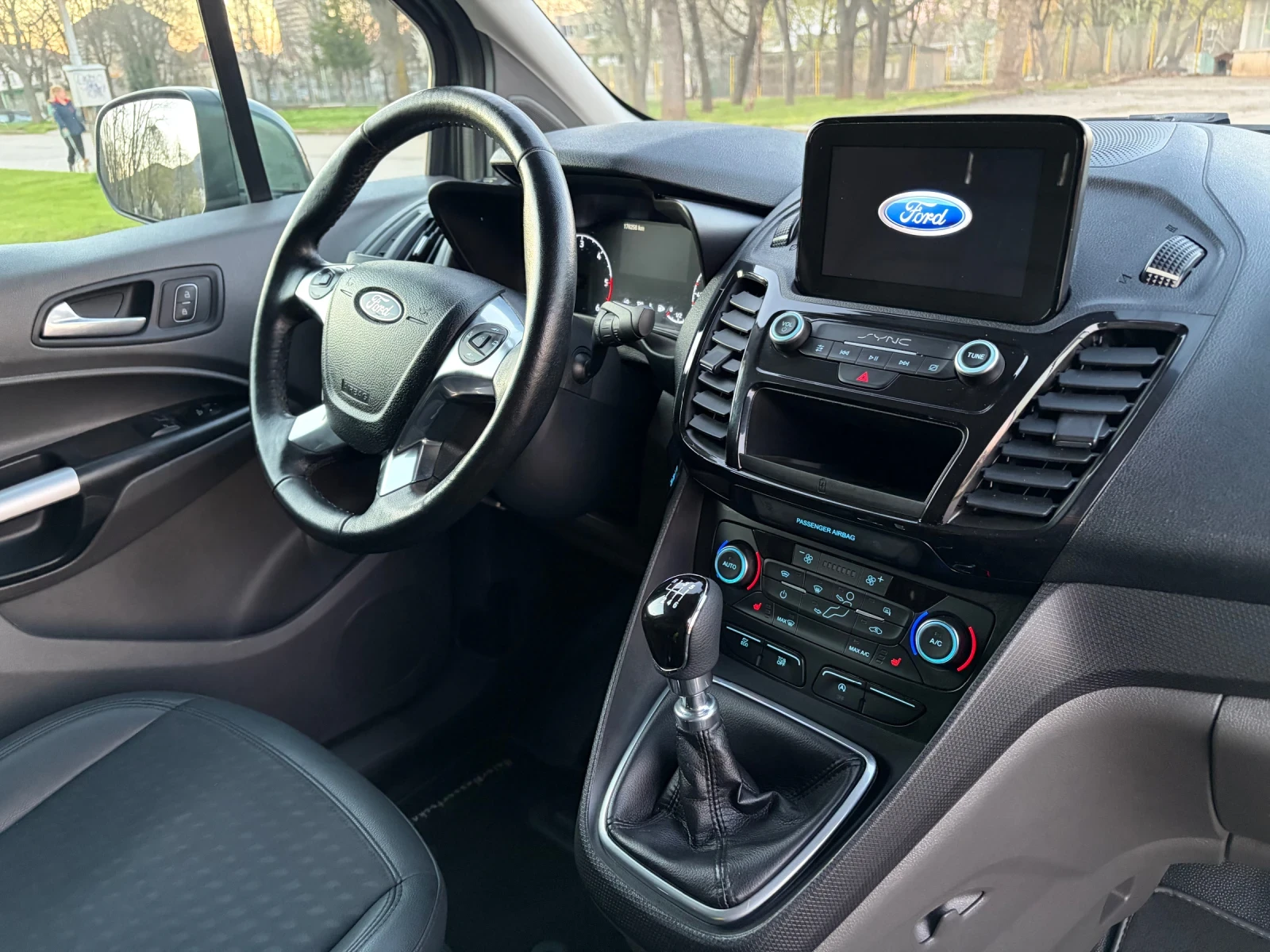 Ford Connect Titanium 1.5 TDCI 120 к.с., снимка 11 - Автомобили и джипове - 54115346