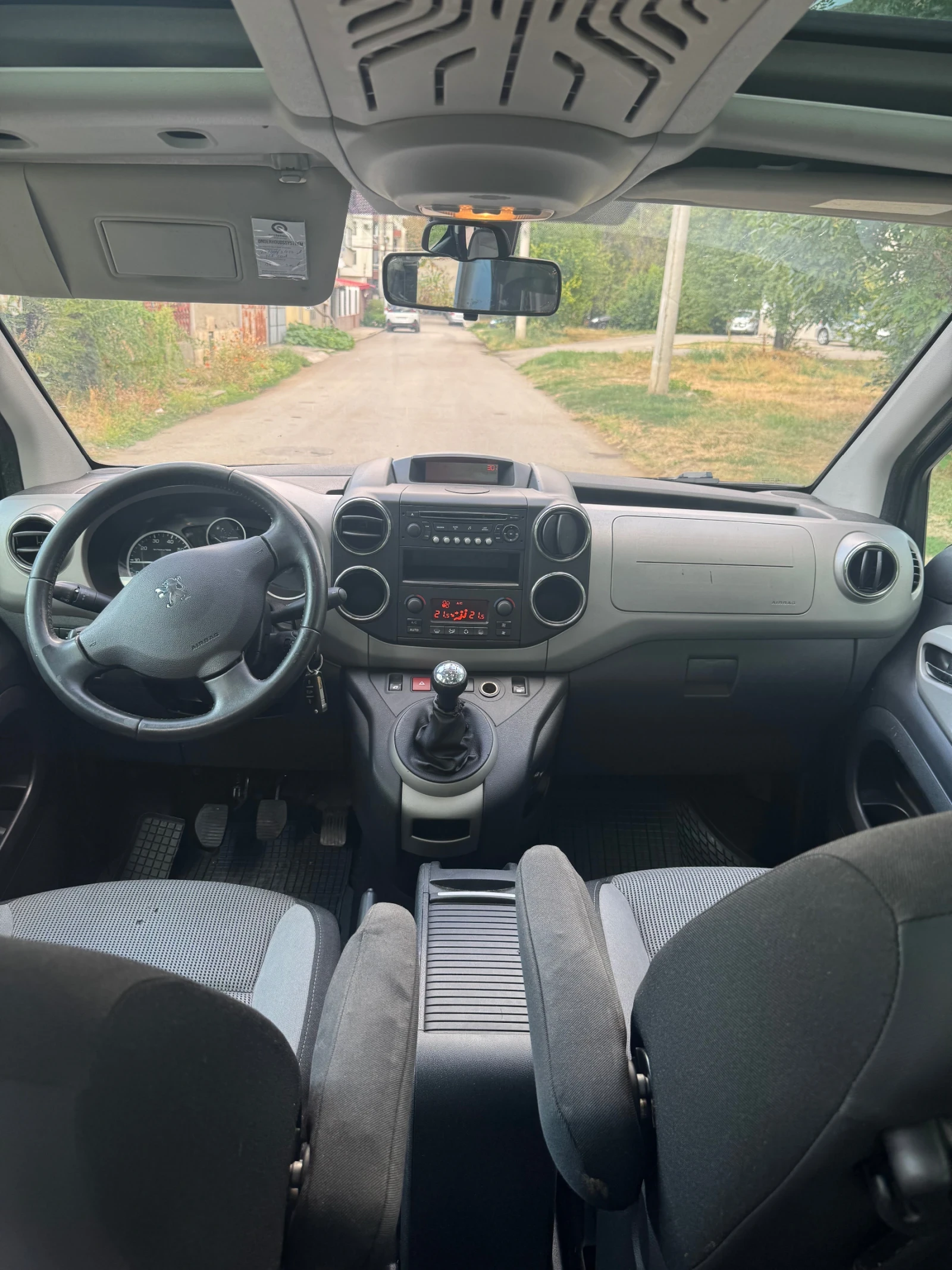 Peugeot Partner 1.6i 2011, снимка 11 - Автомобили и джипове - 55838475