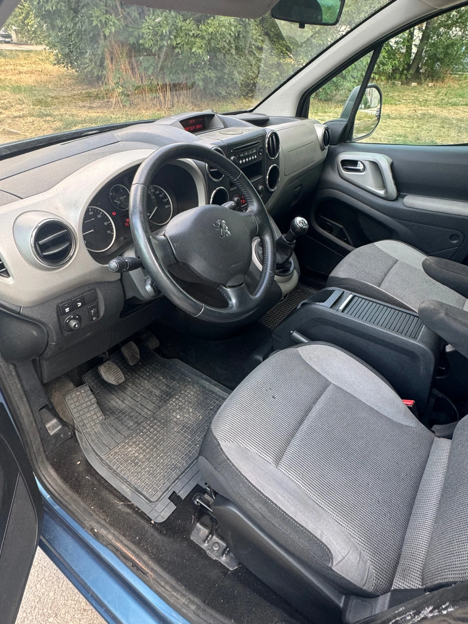 Peugeot Partner 1.6i 2011, снимка 8 - Автомобили и джипове - 55838475
