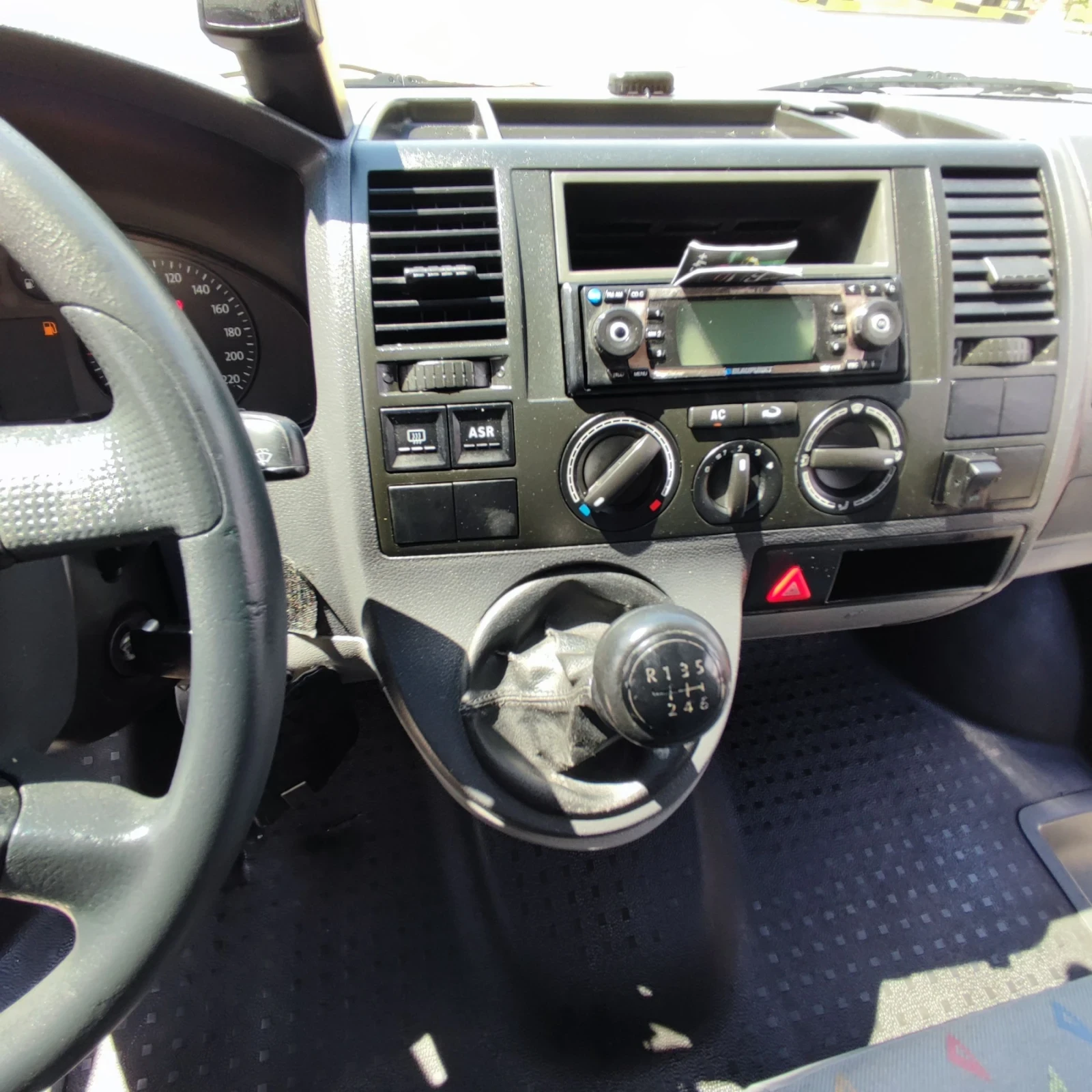 VW Caravelle 2 .5TDI* 131кс* КЛИМАТИК* , снимка 9 - Бусове и автобуси - 55587672