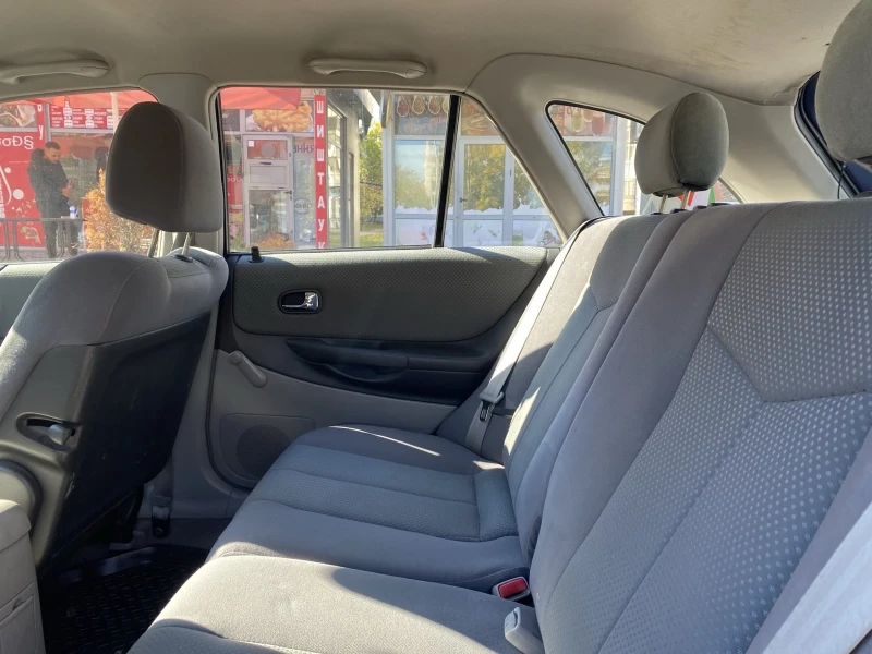 Mazda 323, снимка 12 - Автомобили и джипове - 52477301