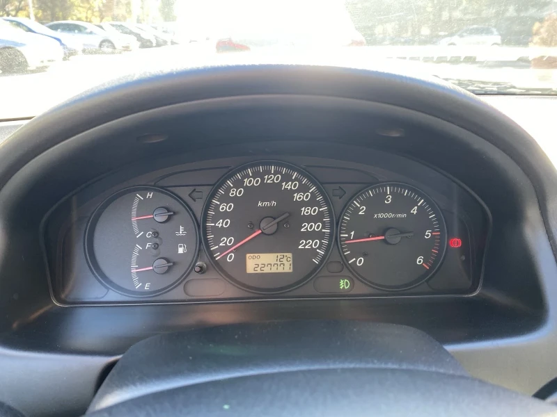 Mazda 323, снимка 14 - Автомобили и джипове - 52477301