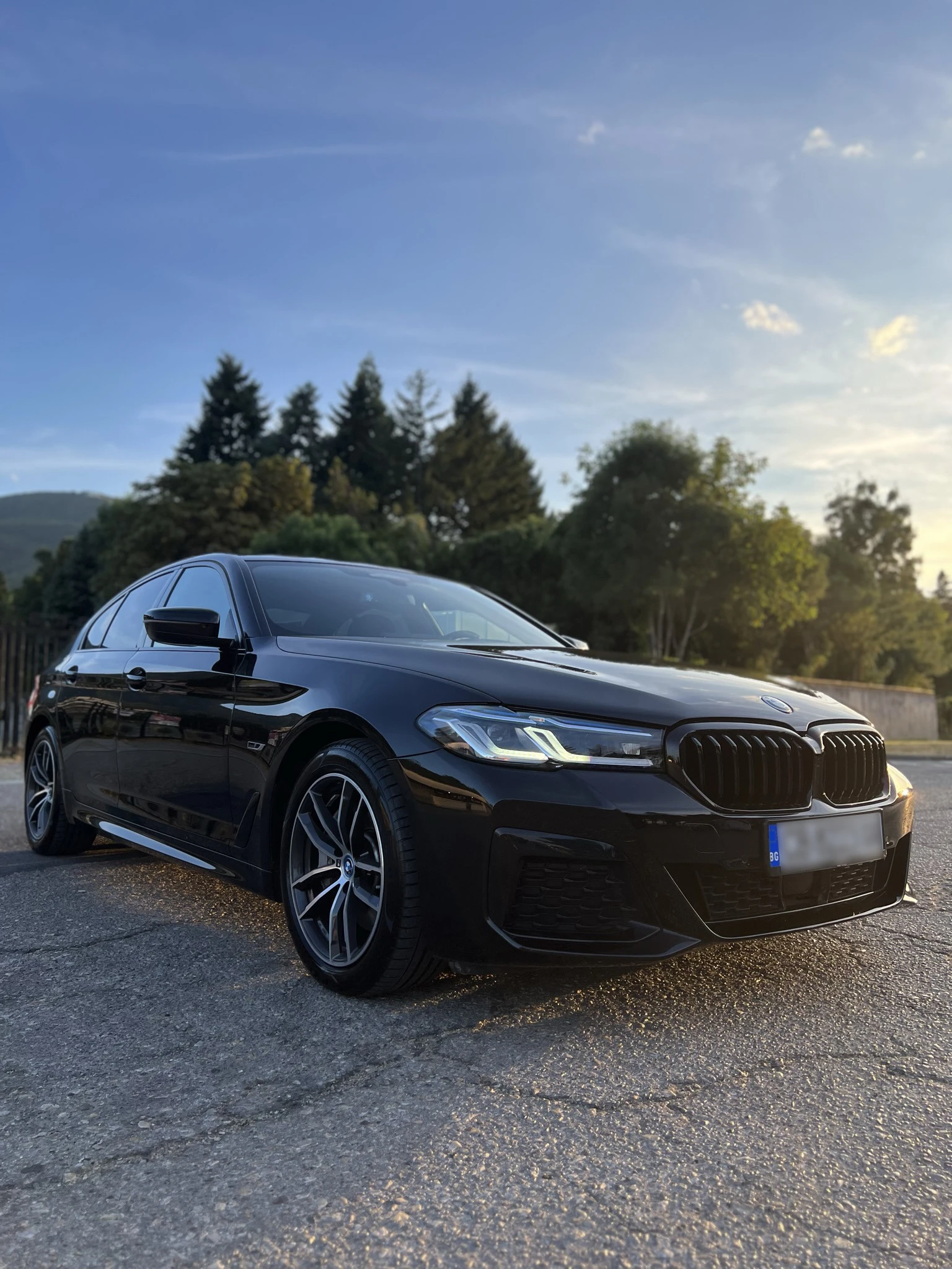 BMW 545 e xDrive M-Sport - изображение 2