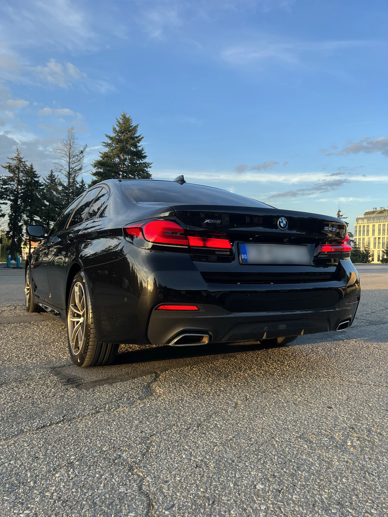 BMW 545 e xDrive M-Sport - изображение 3