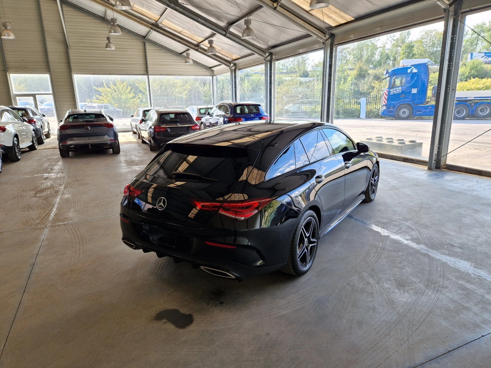 Mercedes-Benz CLA 180 AMG Line - изображение 4