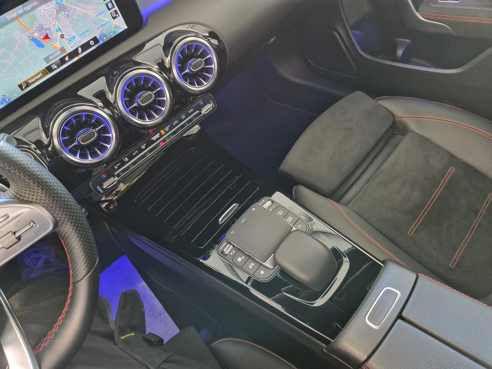Mercedes-Benz CLA 180 AMG Line - изображение 9