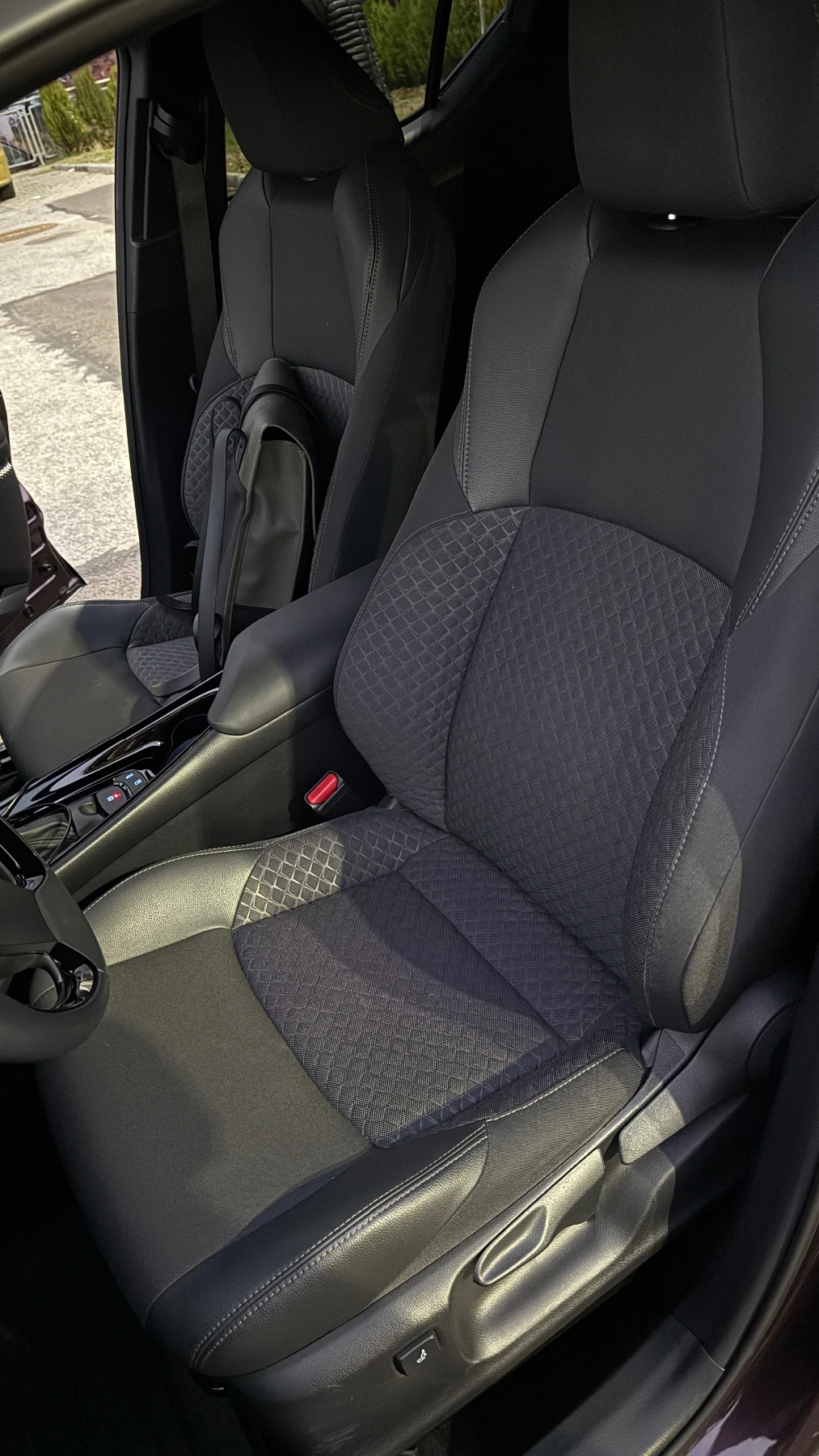 Toyota C-HR 2.0 HYBRID E-CVT Club Bi-tone  - изображение 8