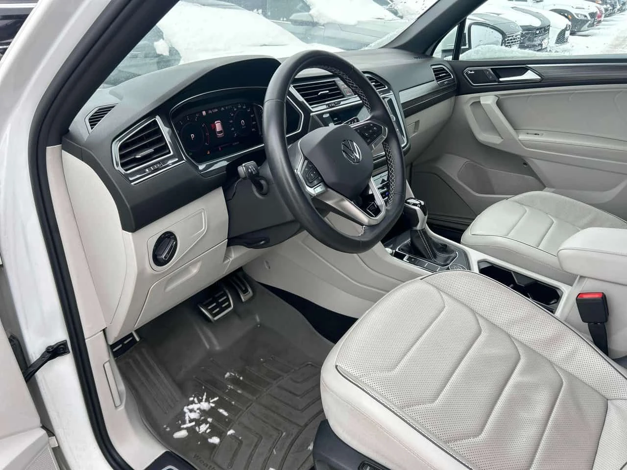 VW Tiguan * Highline R Line * ОБДУХВАНЕ* 360 КАМЕРА* , снимка 7 - Автомобили и джипове - 54148073