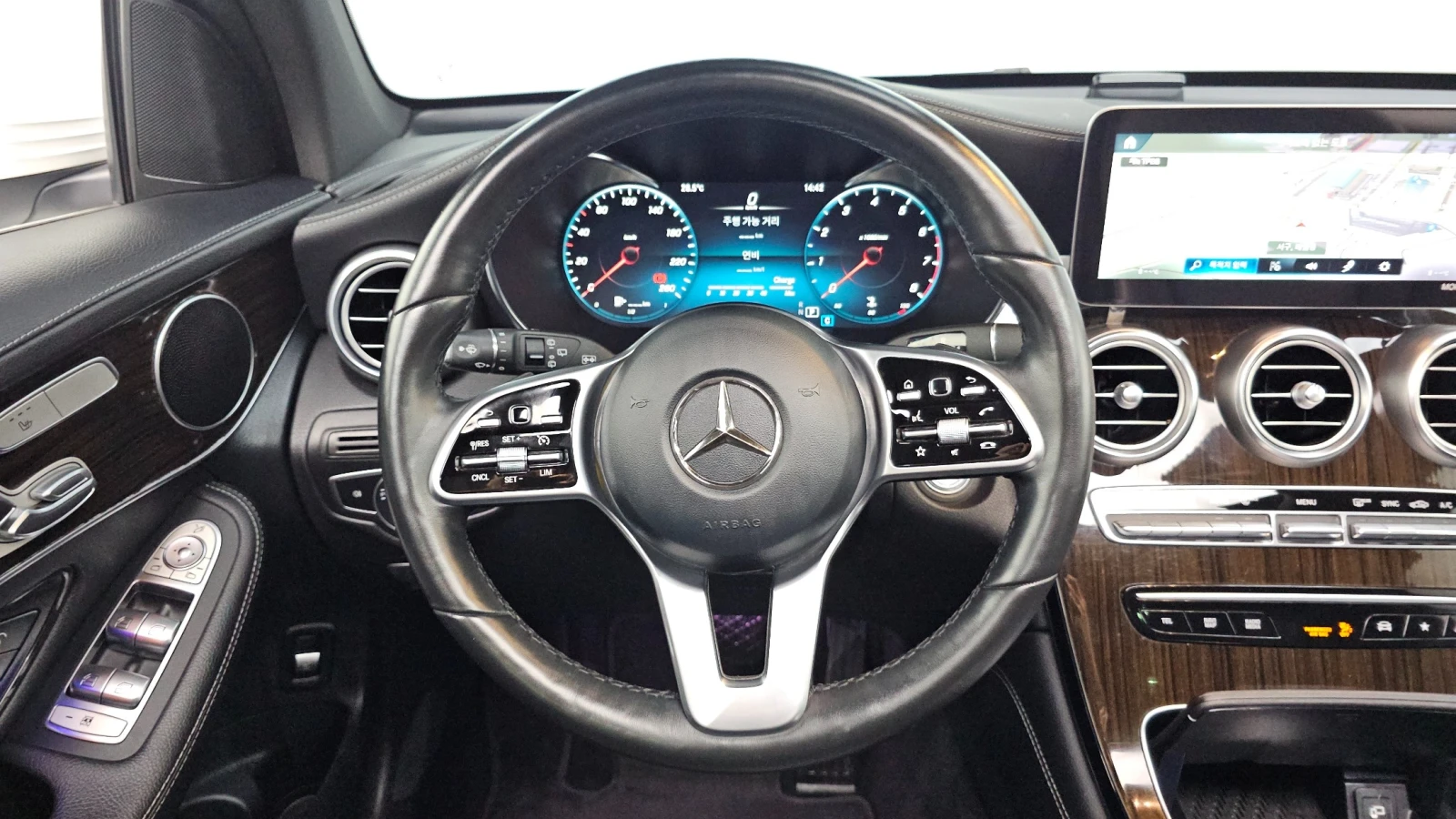 Mercedes-Benz GLC 300 4MATIC, снимка 13 - Автомобили и джипове - 54945542