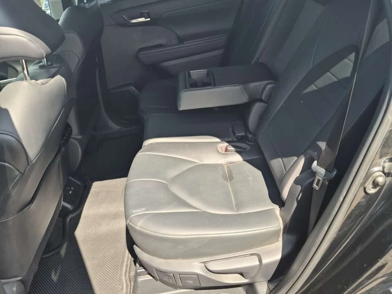 Toyota Highlander XLE| PANO| ПОДГРЕВИ| 2 КЛЮЧА| 7 МЕСТЕН| , снимка 10 - Автомобили и джипове - 55233631
