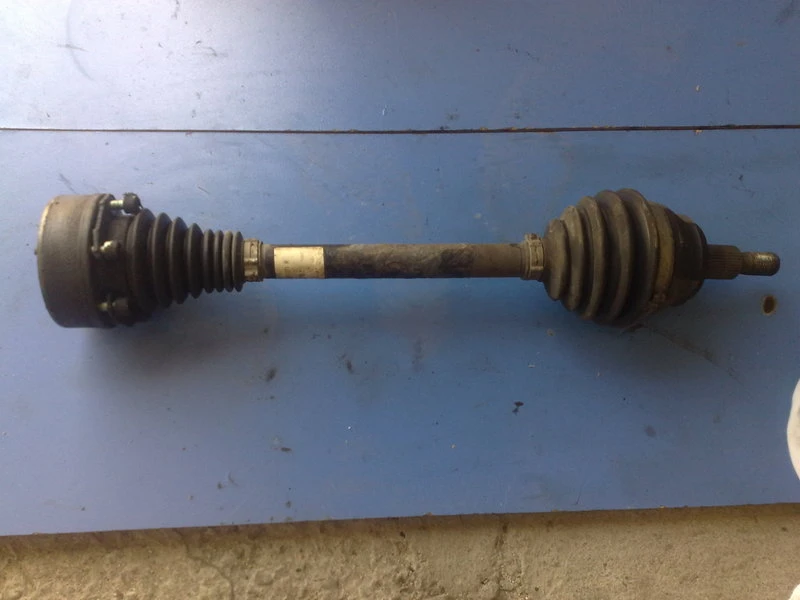 Полуоска предна лява за Ауди А3 1.8 (1)