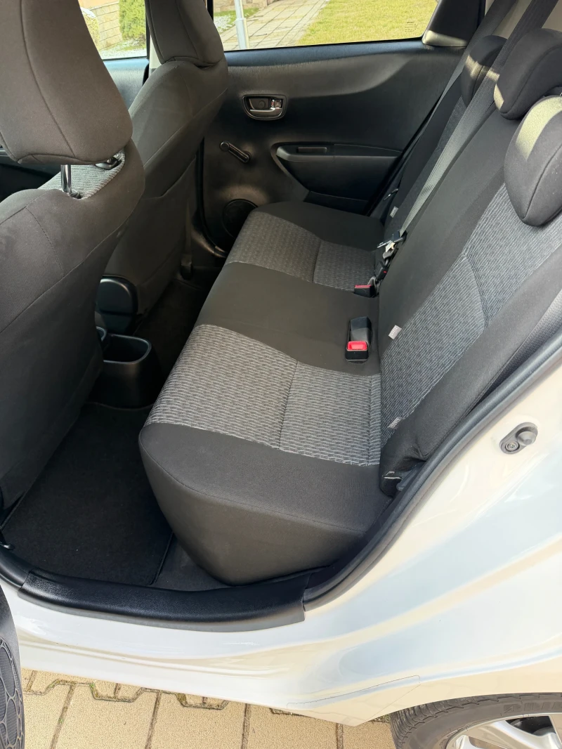 Toyota Yaris 1.3, снимка 10 - Автомобили и джипове - 53133078