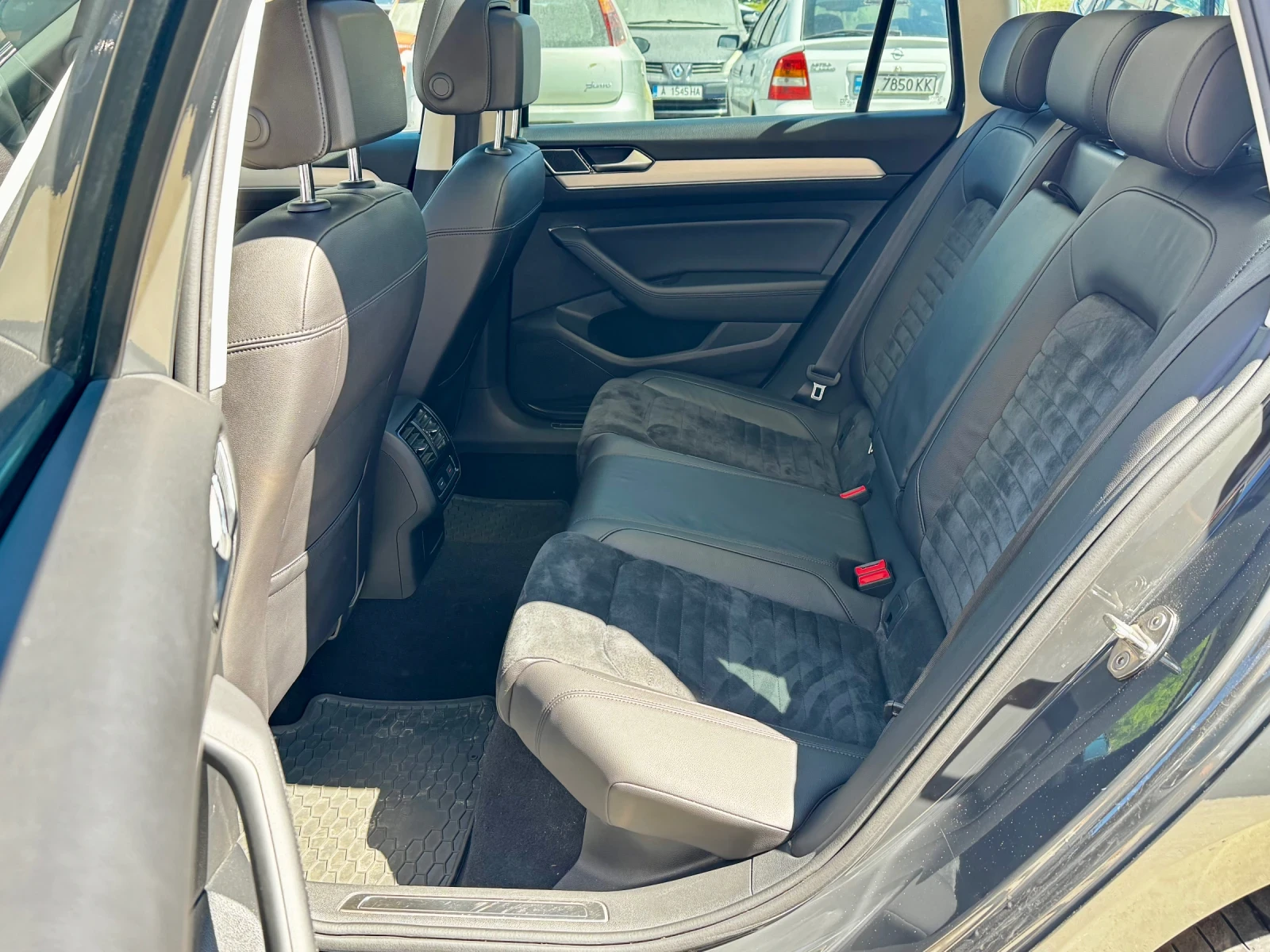 VW Passat 2.0 TDI Highline , снимка 8 - Автомобили и джипове - 55616793