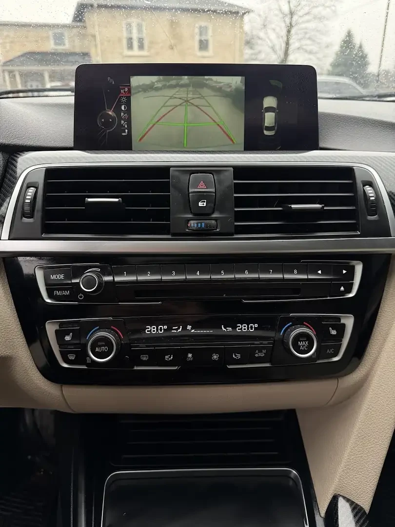 BMW 340 Xi* M-Pack* H/K* Distronic* Carbon* Без инциденти, снимка 12 - Автомобили и джипове - 55622343
