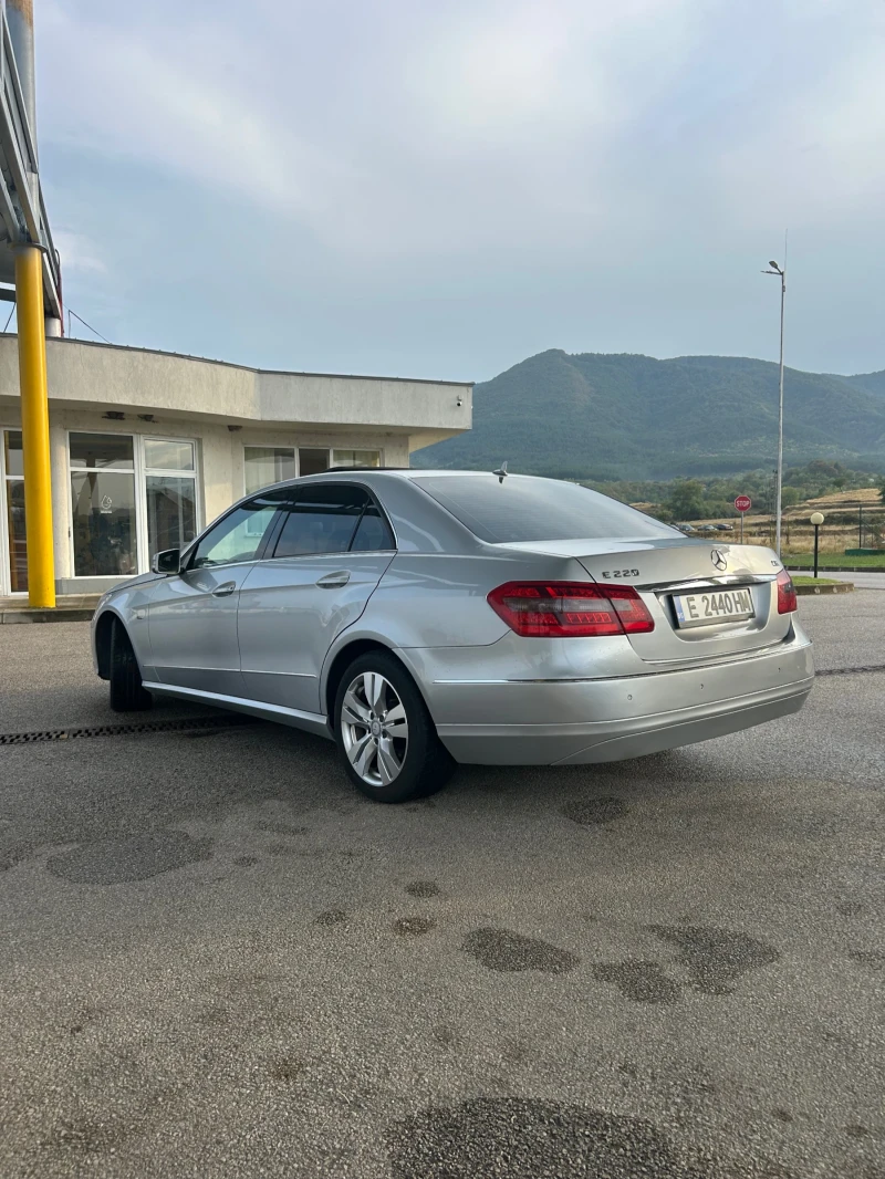 Mercedes-Benz E 220, снимка 4 - Автомобили и джипове - 47020216